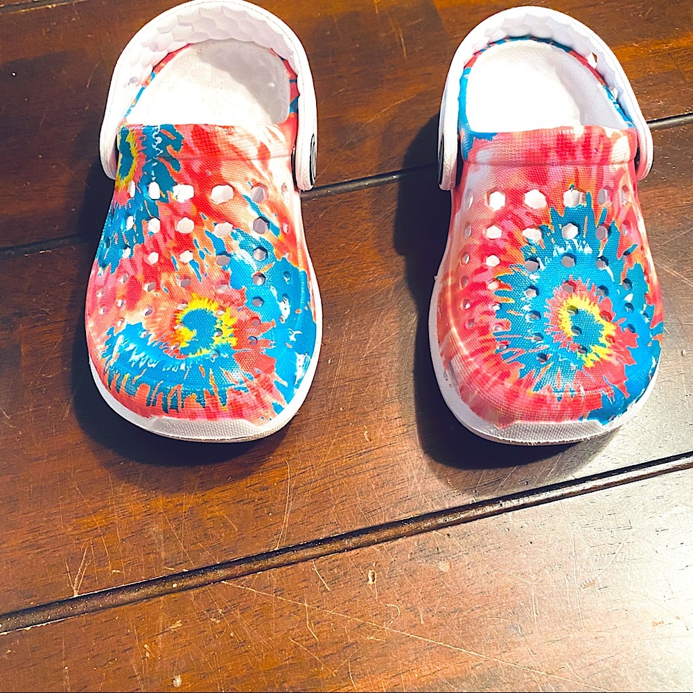 Gently used girls summer shoes size 6/7